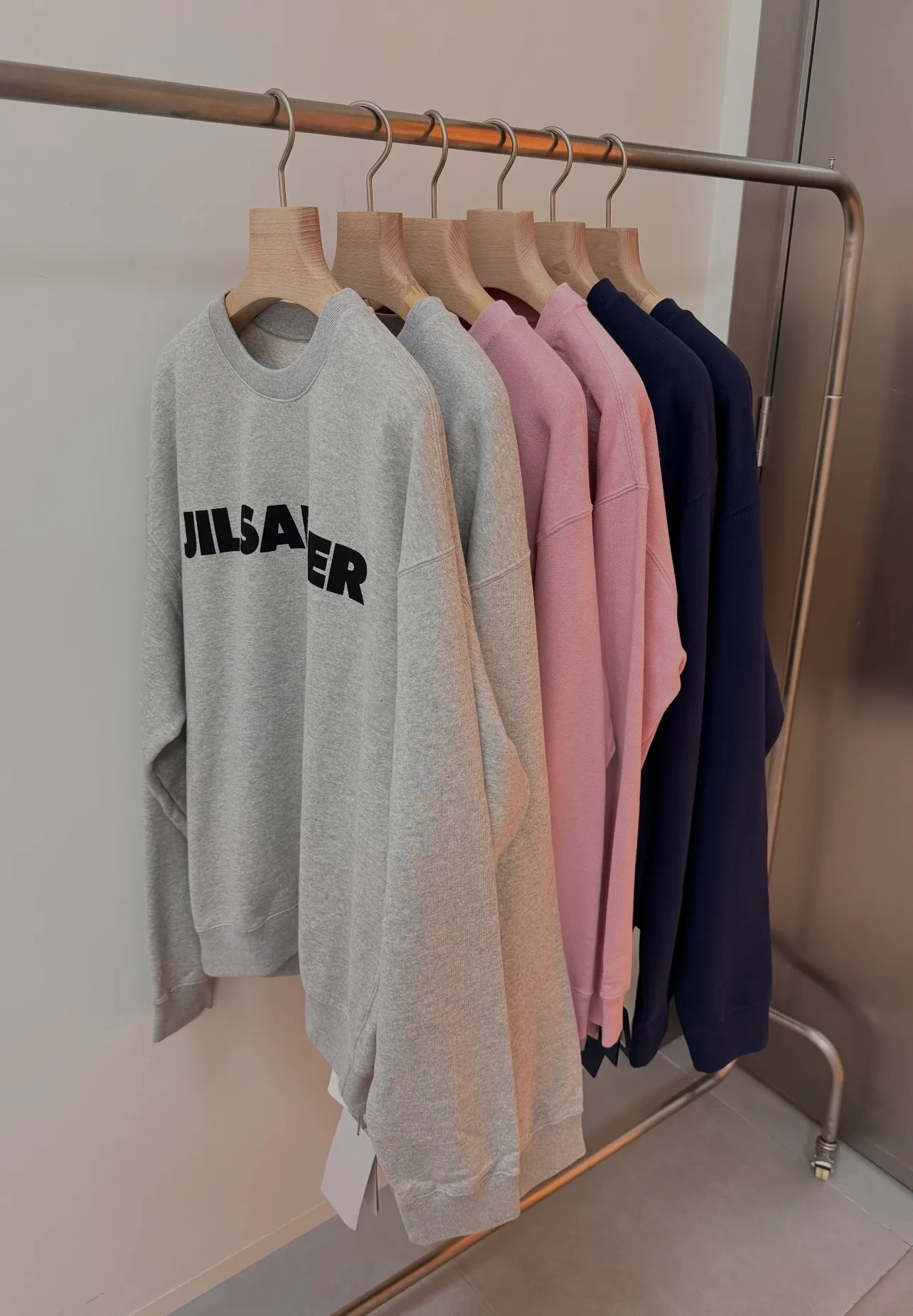 New Arrival 3 colors In Stock❤️‍🔥 J 9891#JIL minimalist style mother-of-pearl logo round neck pullover sweatshirt Royal Blue Pink floral gray S M L size 26 J 9891#18016007